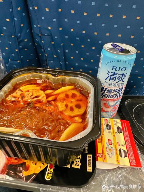 高铁上体验火锅用餐
