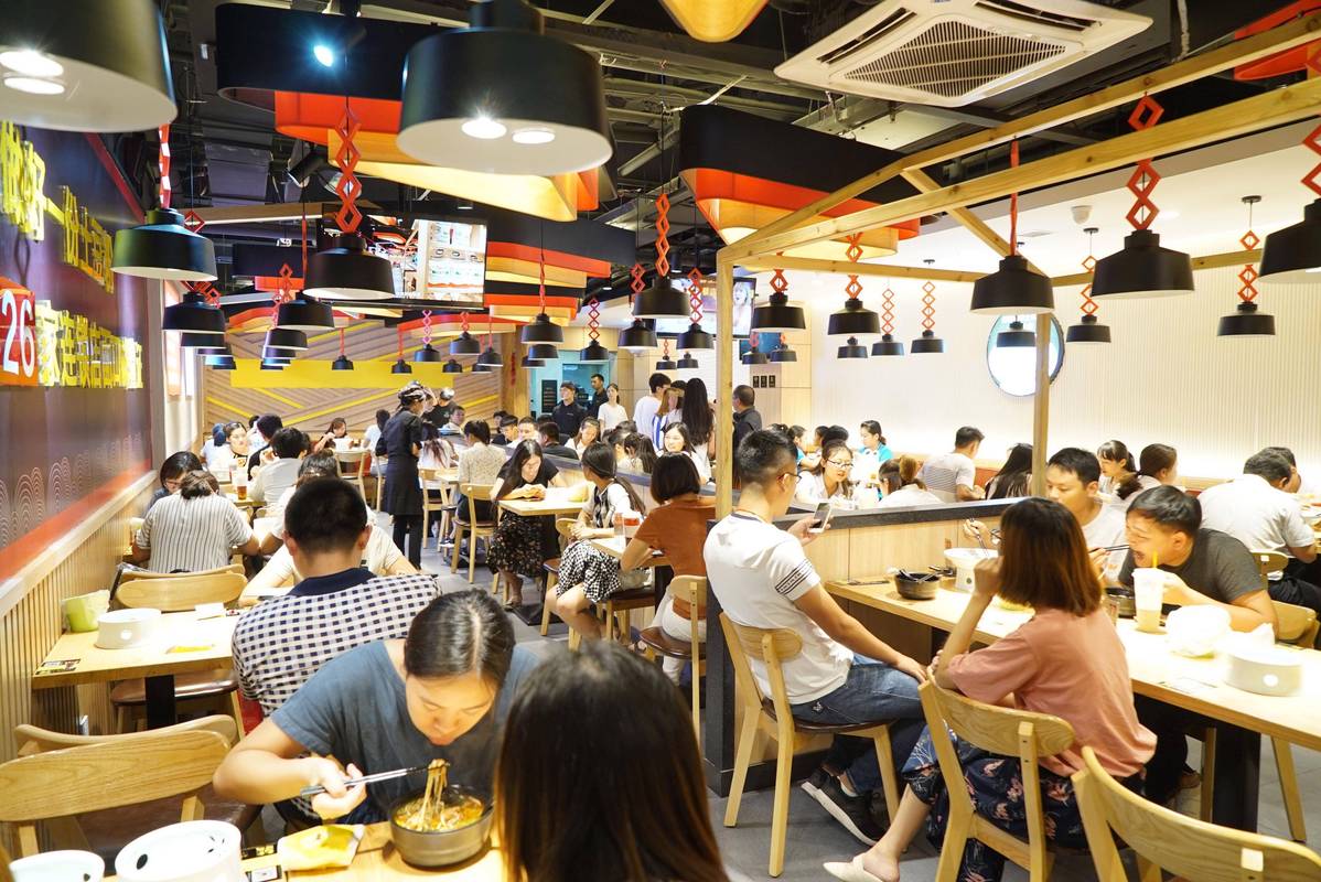 平价快餐 平价餐饮 快餐降速 单店模型 米村拌饭 南城香 中式快餐门店