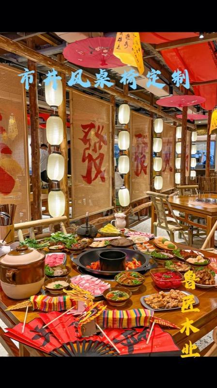热闹的美食街区消费者排队等候
